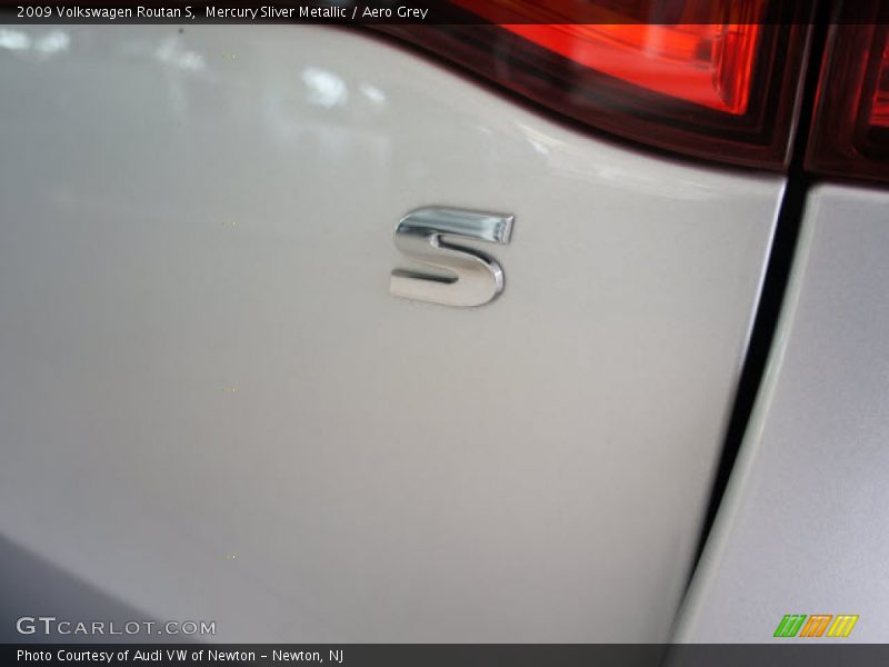 Mercury Sliver Metallic / Aero Grey 2009 Volkswagen Routan S