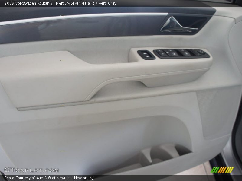 Mercury Sliver Metallic / Aero Grey 2009 Volkswagen Routan S