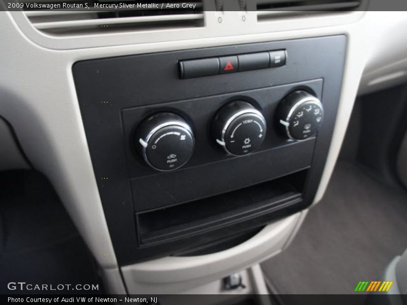 Mercury Sliver Metallic / Aero Grey 2009 Volkswagen Routan S