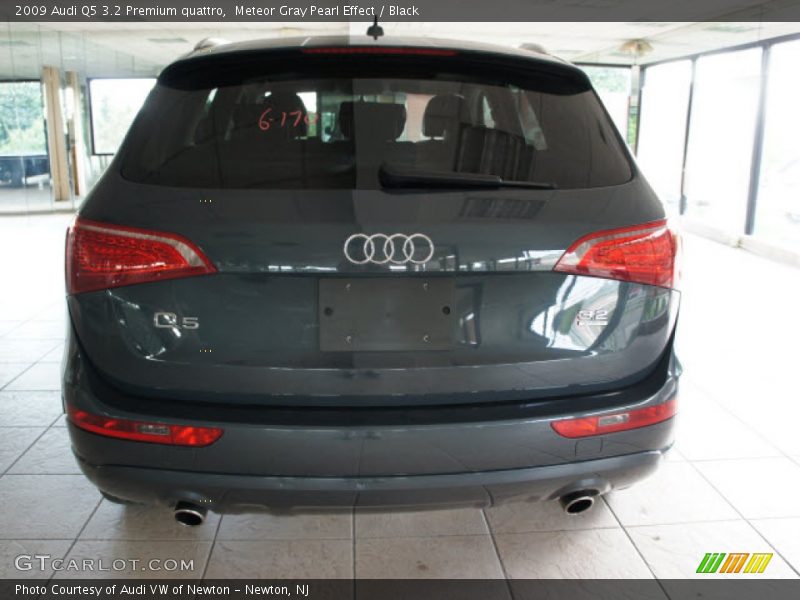 Meteor Gray Pearl Effect / Black 2009 Audi Q5 3.2 Premium quattro