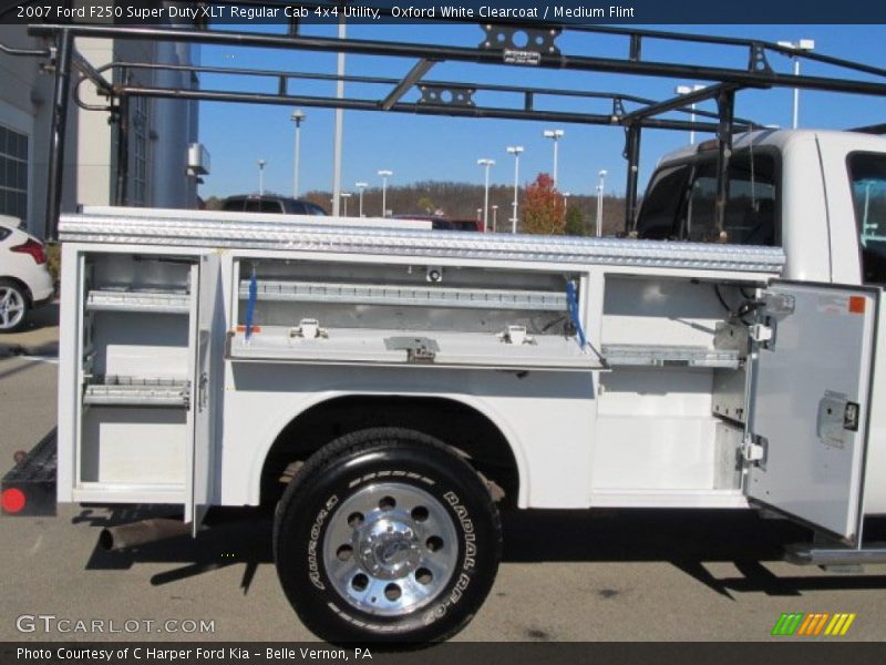 Oxford White Clearcoat / Medium Flint 2007 Ford F250 Super Duty XLT Regular Cab 4x4 Utility