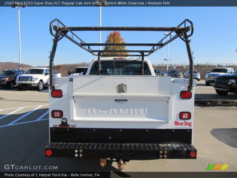 Oxford White Clearcoat / Medium Flint 2007 Ford F250 Super Duty XLT Regular Cab 4x4 Utility