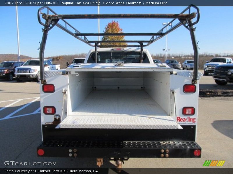 Oxford White Clearcoat / Medium Flint 2007 Ford F250 Super Duty XLT Regular Cab 4x4 Utility