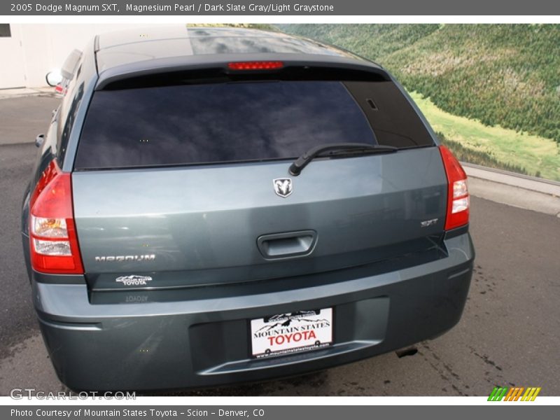Magnesium Pearl / Dark Slate Gray/Light Graystone 2005 Dodge Magnum SXT