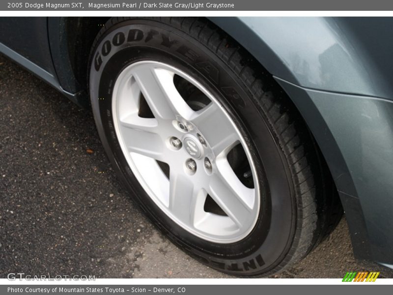 Magnesium Pearl / Dark Slate Gray/Light Graystone 2005 Dodge Magnum SXT