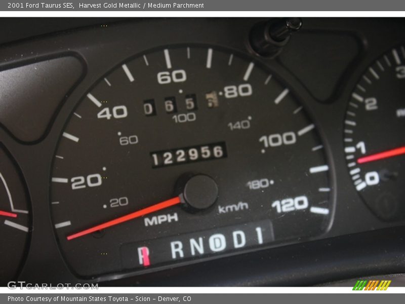 Harvest Gold Metallic / Medium Parchment 2001 Ford Taurus SES