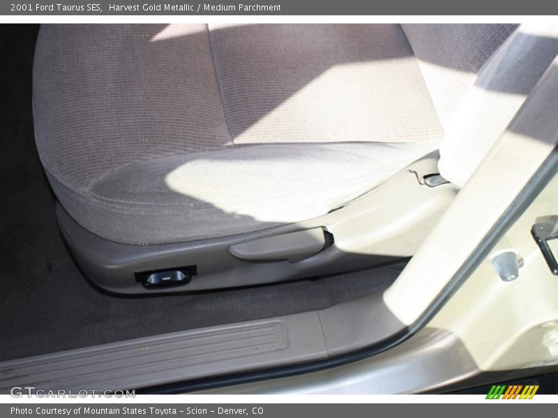 Harvest Gold Metallic / Medium Parchment 2001 Ford Taurus SES