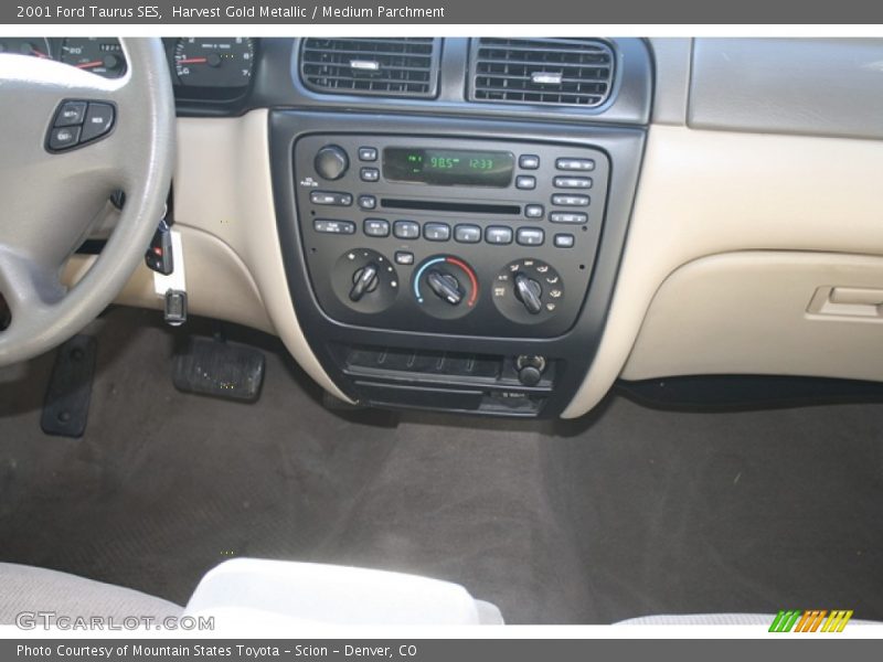 Harvest Gold Metallic / Medium Parchment 2001 Ford Taurus SES