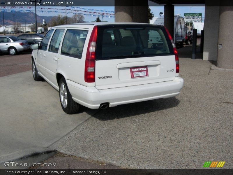 White / Light Beige 2000 Volvo V70 2.4