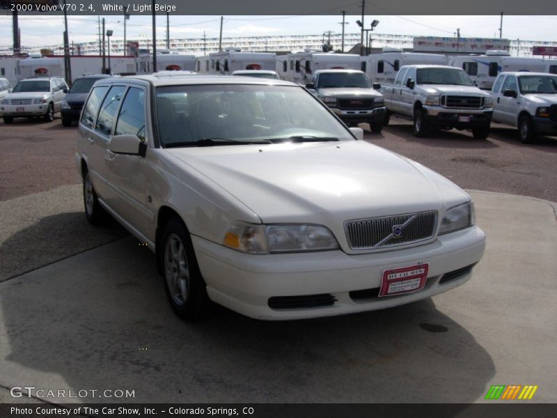 White / Light Beige 2000 Volvo V70 2.4