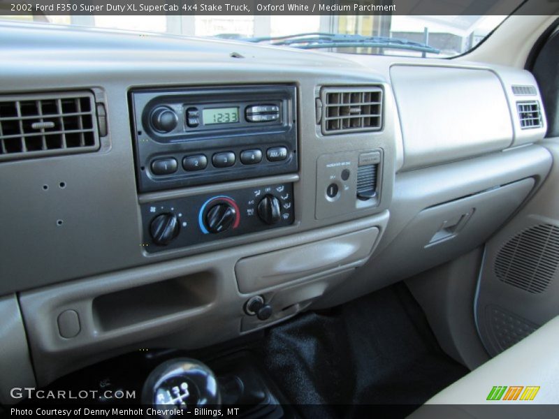 Oxford White / Medium Parchment 2002 Ford F350 Super Duty XL SuperCab 4x4 Stake Truck