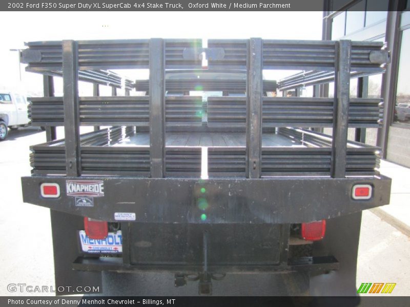 Oxford White / Medium Parchment 2002 Ford F350 Super Duty XL SuperCab 4x4 Stake Truck