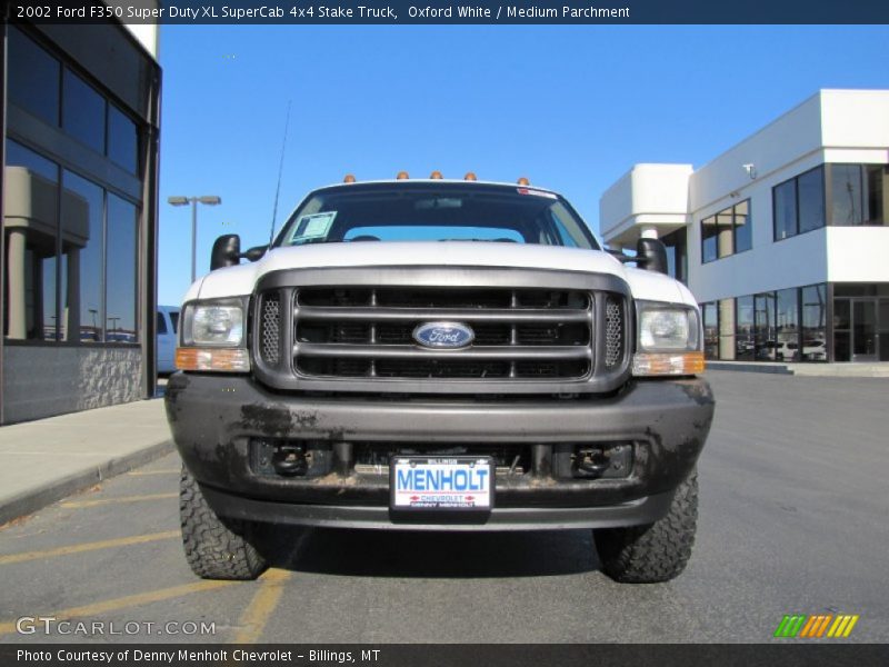 Oxford White / Medium Parchment 2002 Ford F350 Super Duty XL SuperCab 4x4 Stake Truck