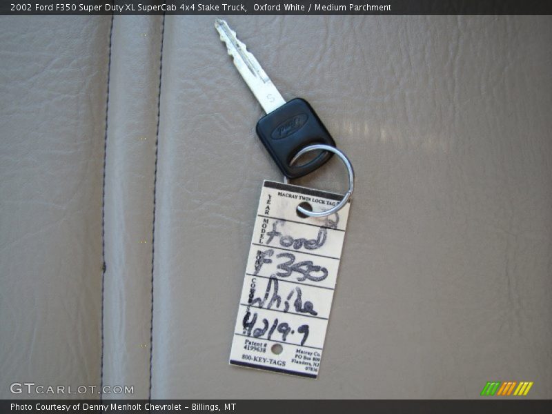 Oxford White / Medium Parchment 2002 Ford F350 Super Duty XL SuperCab 4x4 Stake Truck