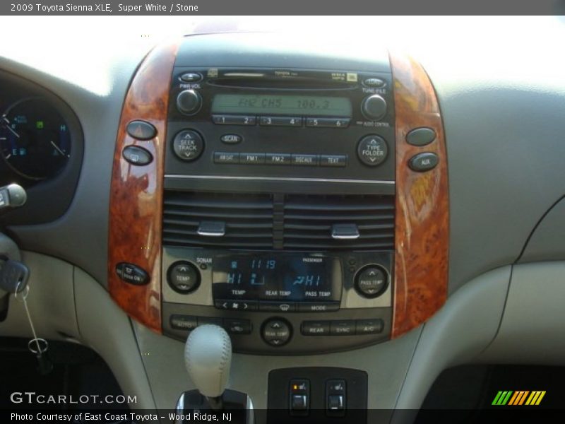 Super White / Stone 2009 Toyota Sienna XLE