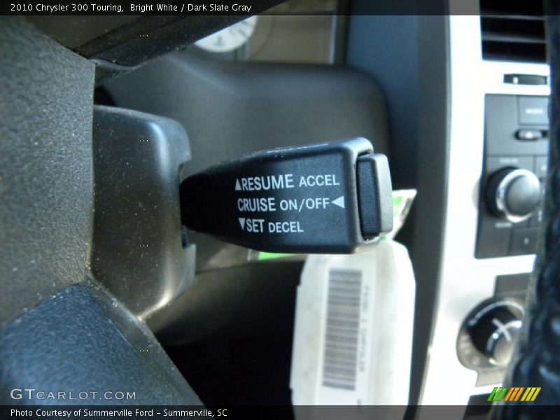 Bright White / Dark Slate Gray 2010 Chrysler 300 Touring