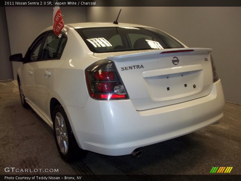 Aspen White / Charcoal 2011 Nissan Sentra 2.0 SR