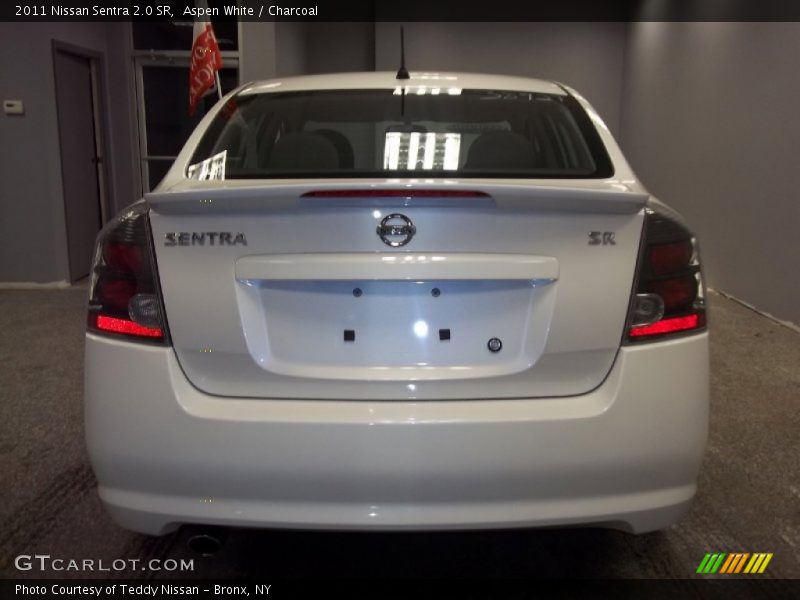 Aspen White / Charcoal 2011 Nissan Sentra 2.0 SR