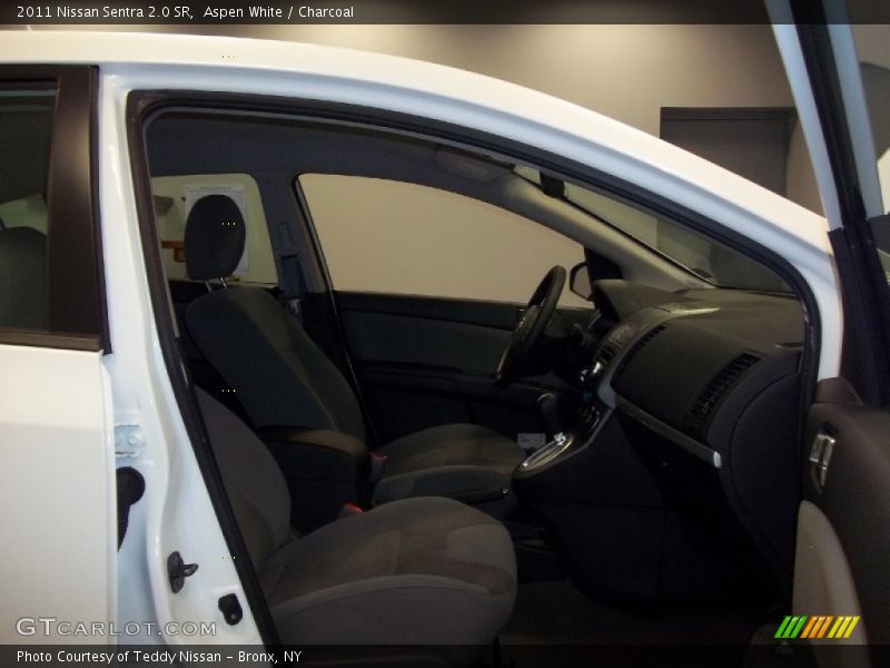 Aspen White / Charcoal 2011 Nissan Sentra 2.0 SR