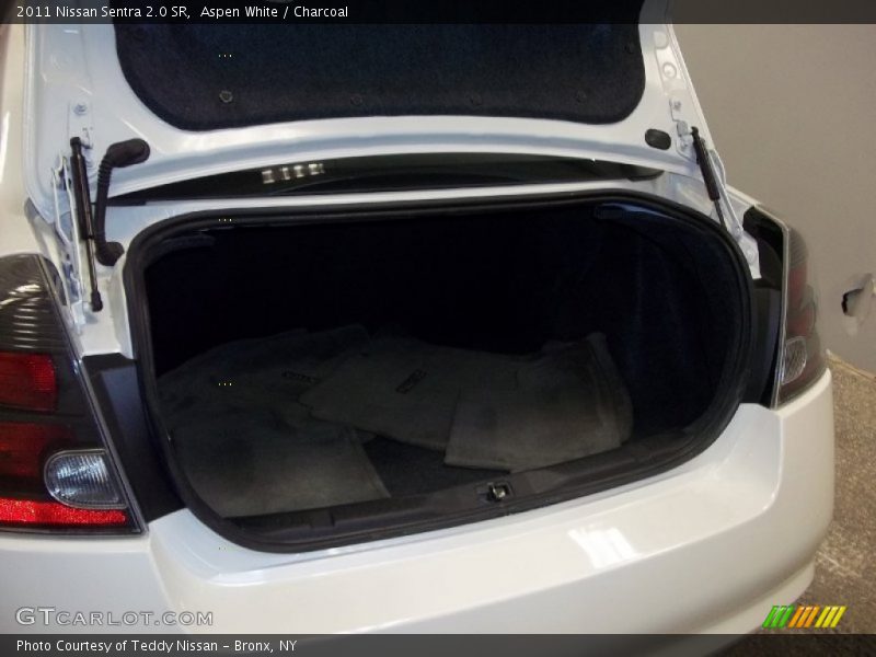 Aspen White / Charcoal 2011 Nissan Sentra 2.0 SR