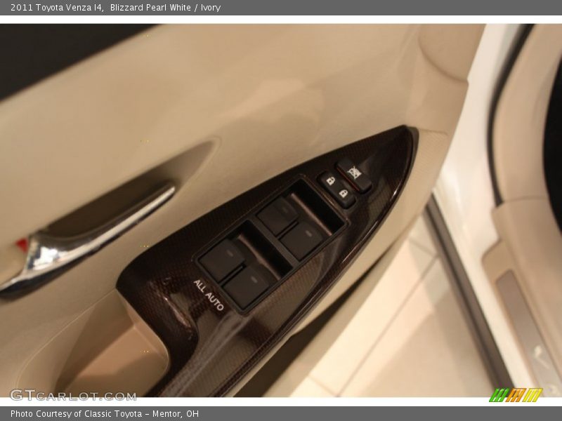 Blizzard Pearl White / Ivory 2011 Toyota Venza I4