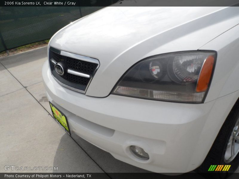 Clear White / Gray 2006 Kia Sorento LX