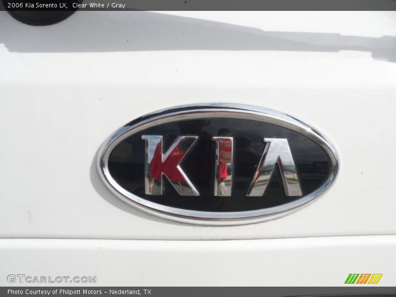 Clear White / Gray 2006 Kia Sorento LX