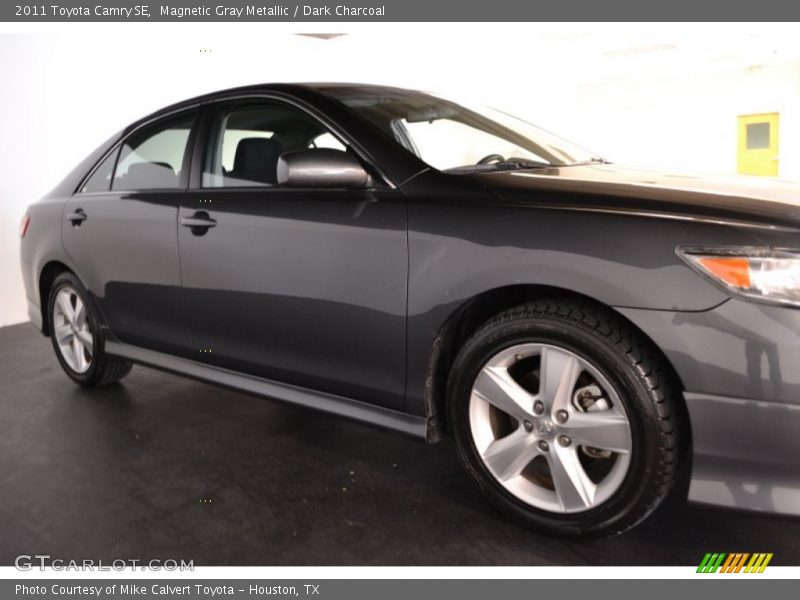 Magnetic Gray Metallic / Dark Charcoal 2011 Toyota Camry SE