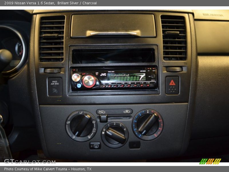 Brillant Silver / Charcoal 2009 Nissan Versa 1.6 Sedan