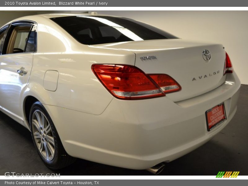 Blizzard White Pearl / Ivory 2010 Toyota Avalon Limited