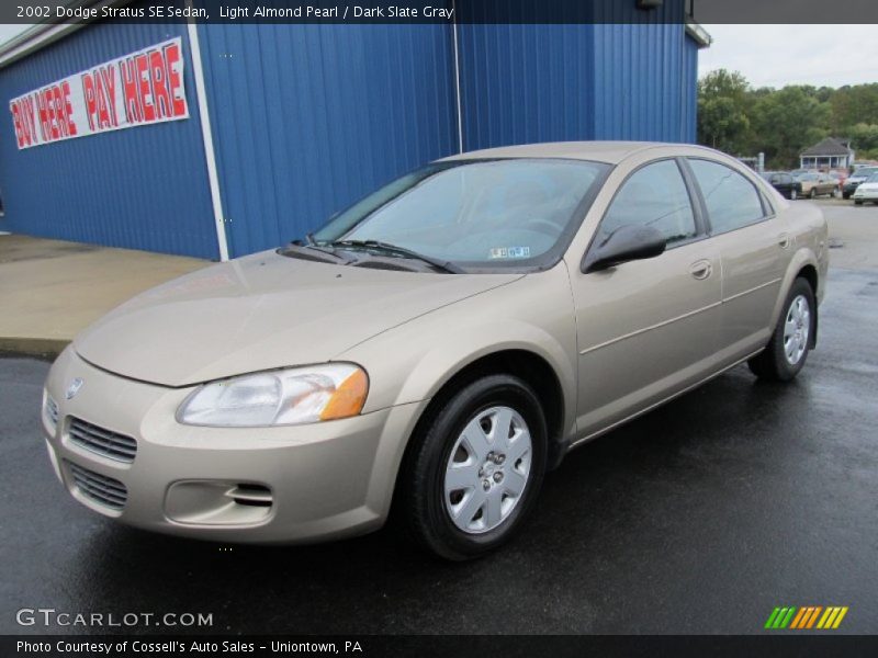 Light Almond Pearl / Dark Slate Gray 2002 Dodge Stratus SE Sedan