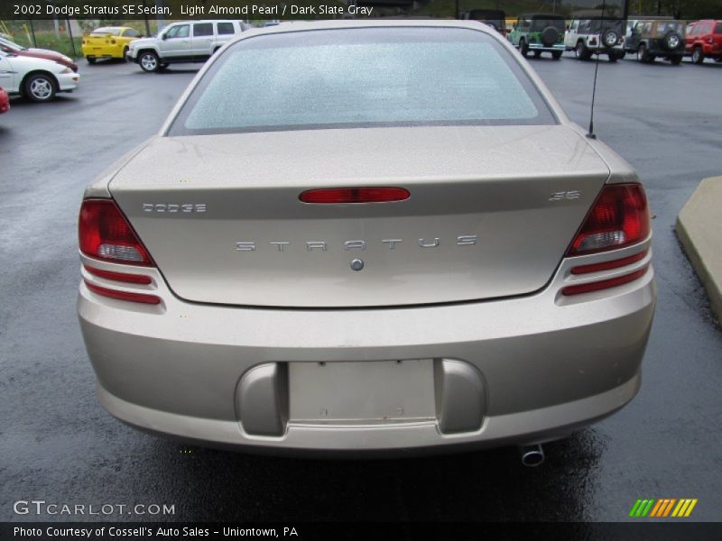 Light Almond Pearl / Dark Slate Gray 2002 Dodge Stratus SE Sedan
