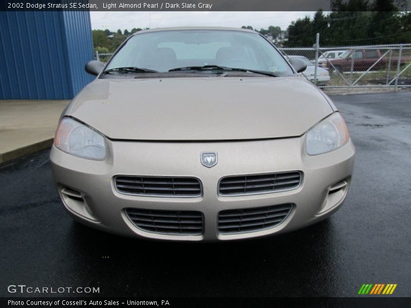 Light Almond Pearl / Dark Slate Gray 2002 Dodge Stratus SE Sedan