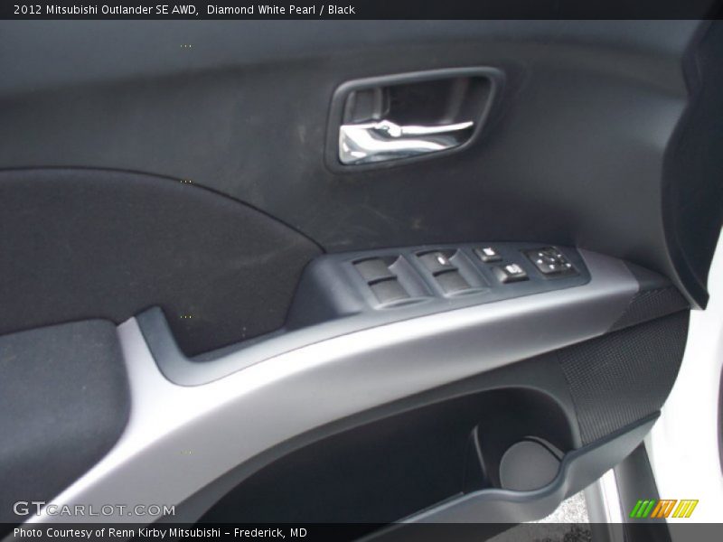 Diamond White Pearl / Black 2012 Mitsubishi Outlander SE AWD