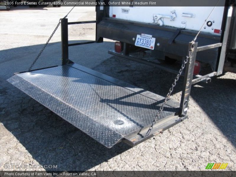 Oxford White / Medium Flint 2006 Ford E Series Cutaway E350 Commercial Moving Van