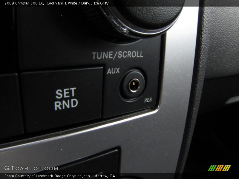 Cool Vanilla White / Dark Slate Gray 2009 Chrysler 300 LX