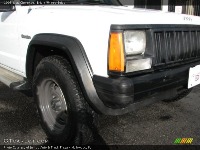 Bright White / Beige 1993 Jeep Cherokee