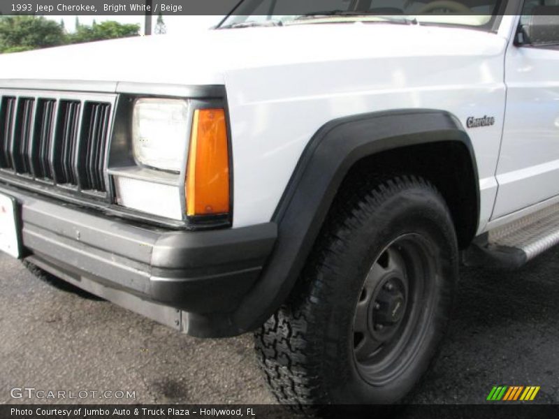 Bright White / Beige 1993 Jeep Cherokee