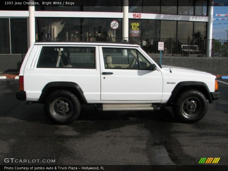 Bright White / Beige 1993 Jeep Cherokee