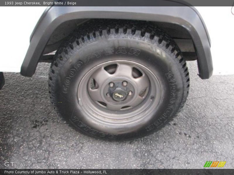 Bright White / Beige 1993 Jeep Cherokee