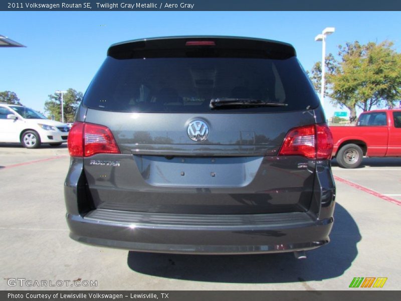 Twilight Gray Metallic / Aero Gray 2011 Volkswagen Routan SE
