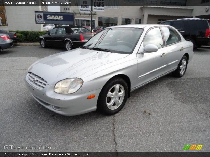 Front 3/4 View of 2001 Sonata 