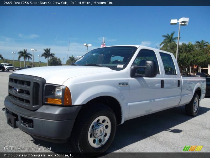 Front 3/4 View of 2005 F250 Super Duty XL Crew Cab