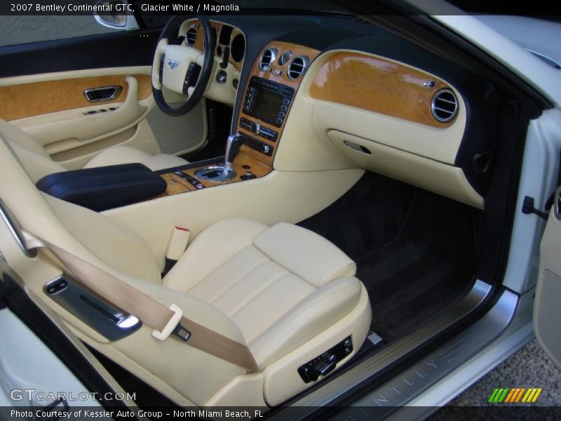 Dashboard of 2007 Continental GTC 