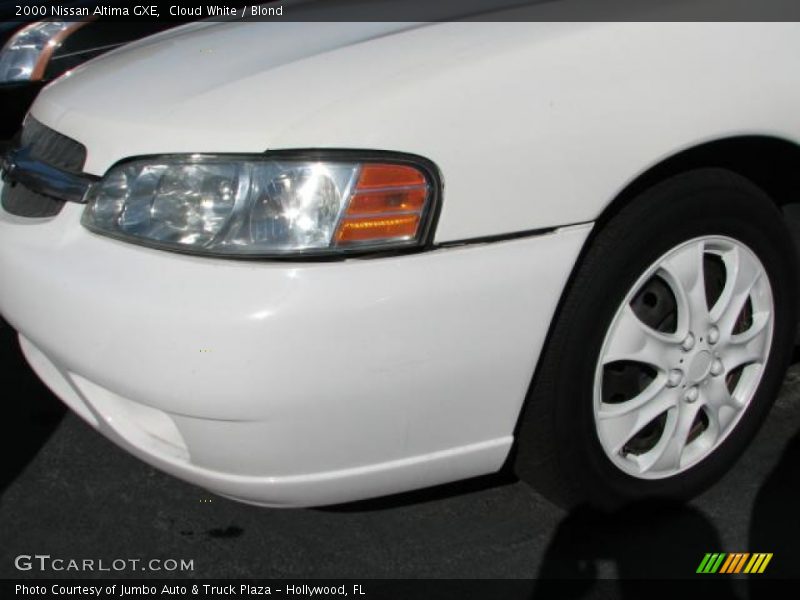 Cloud White / Blond 2000 Nissan Altima GXE