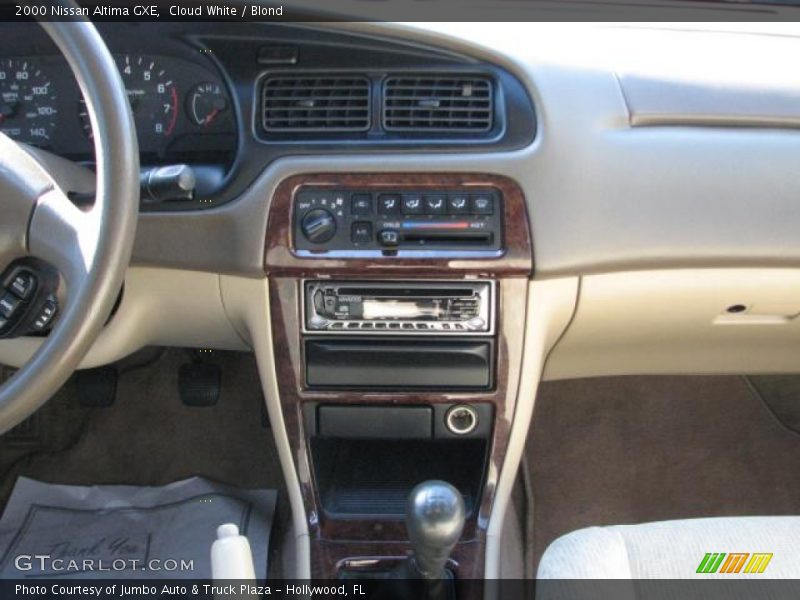 Cloud White / Blond 2000 Nissan Altima GXE