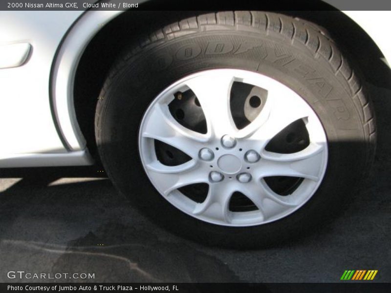 Cloud White / Blond 2000 Nissan Altima GXE