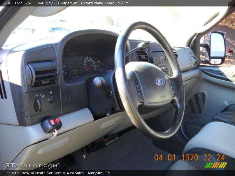 Oxford White / Medium Flint 2005 Ford F250 Super Duty XLT SuperCab