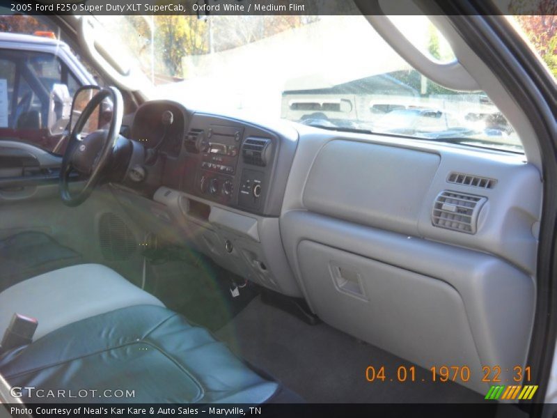 Oxford White / Medium Flint 2005 Ford F250 Super Duty XLT SuperCab