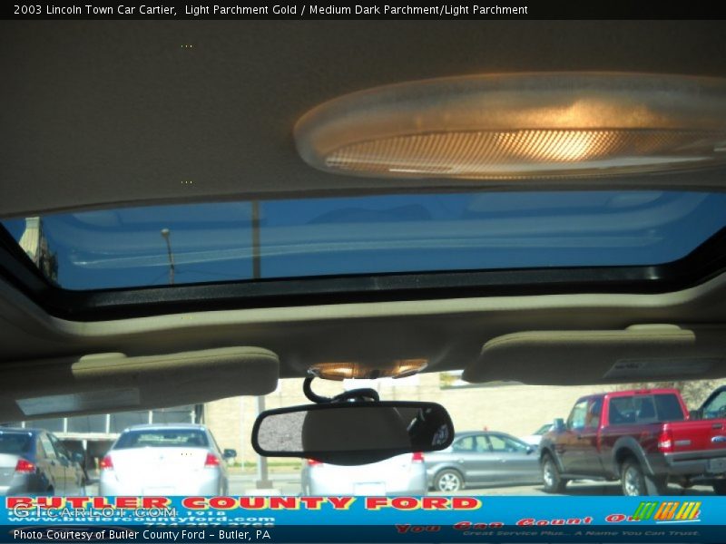 Light Parchment Gold / Medium Dark Parchment/Light Parchment 2003 Lincoln Town Car Cartier